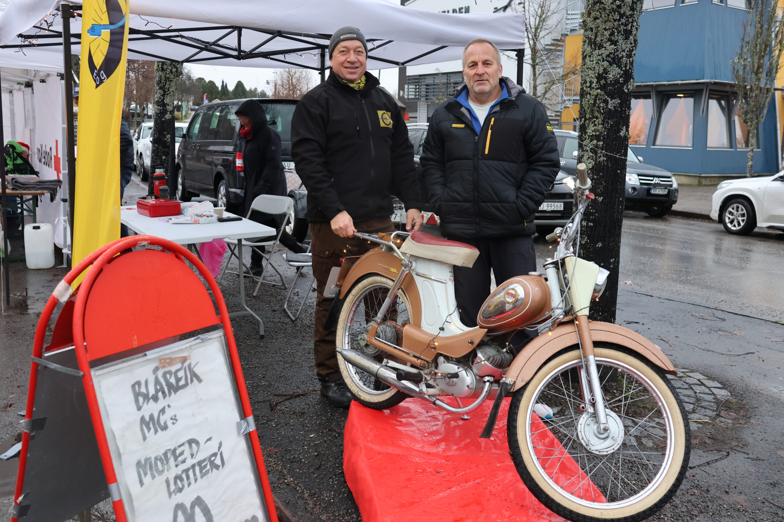 Nostalgikerne og de motorinteresserte kunne støtte Blåreik med å kjøpe lodd i det populære mopedlotteriet. Vi har cirka 100 medlemmer i klubben, sier Øystein Jegerud og Roar Bergerud.