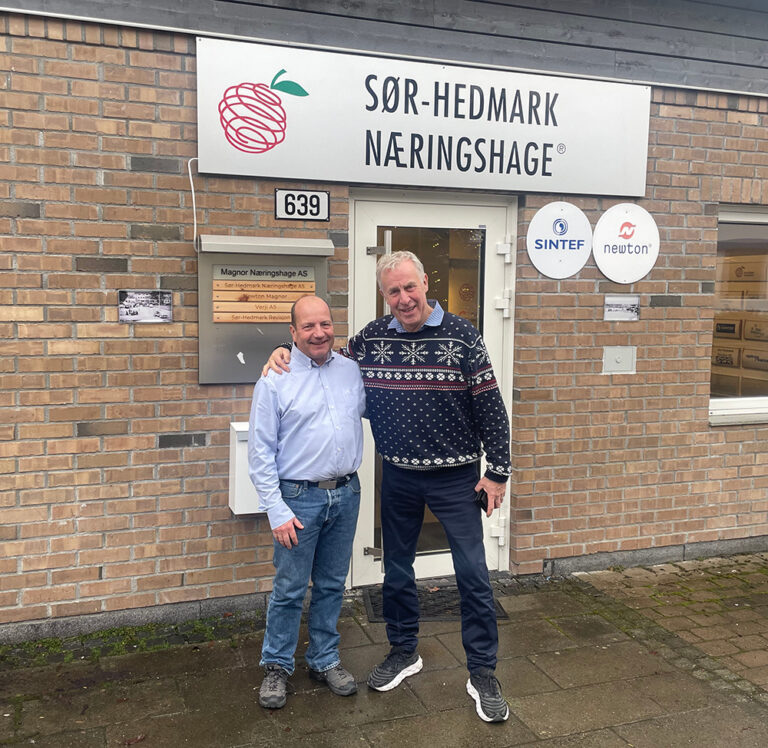 Jan-Roger Broen blir ønsket velkommen som ny leder i Sør-Hedmark Næringshage av Borge Nordfjeld som gå rover i en stilling som seniorrådgiver i selskapet.