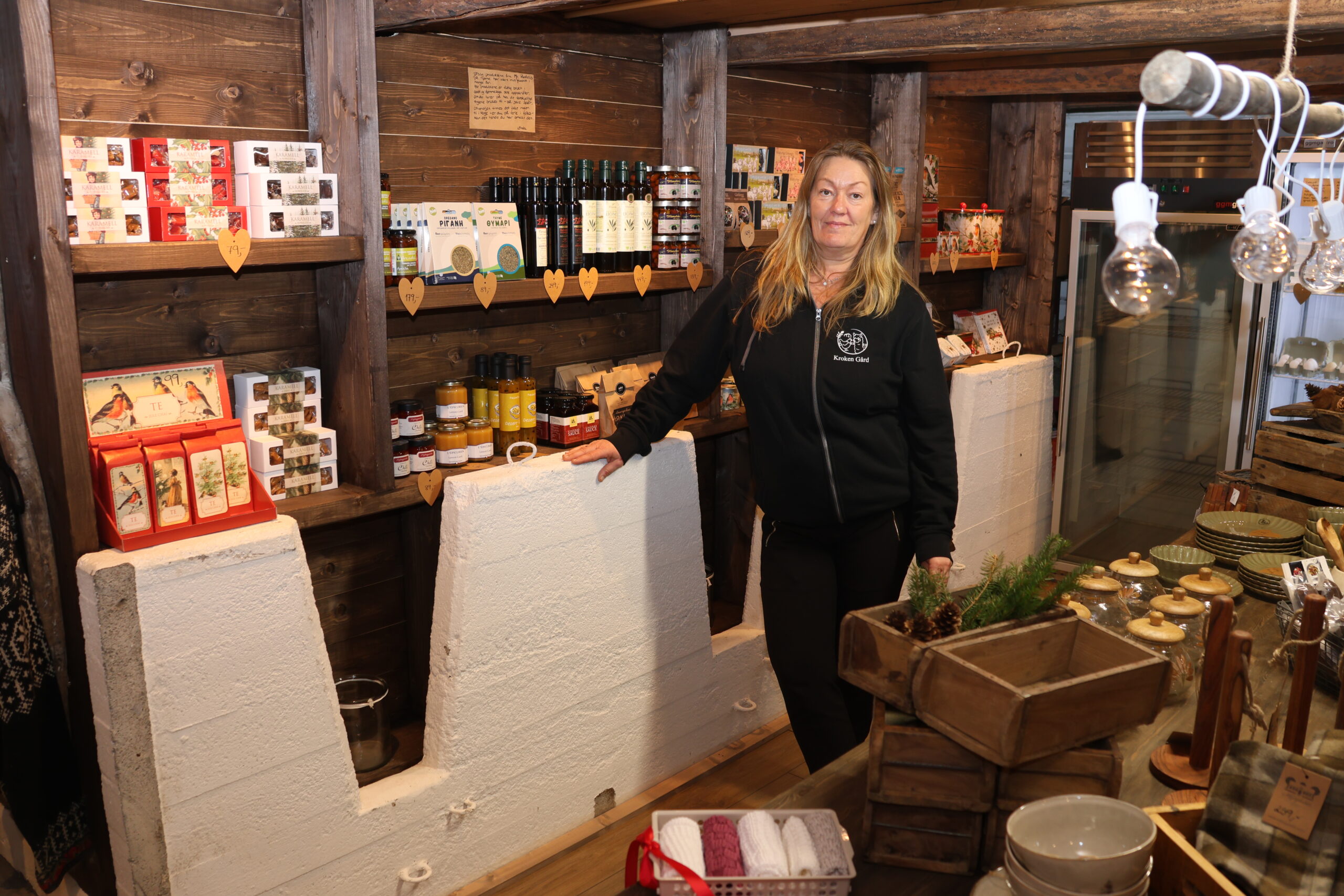 Gårdsbutikken er fylt opp med alle slags varer. Noe er fra gården, noe er produsert av venner av Linda og noe er kjøpt inn. På sikt er planen å tilby mer egenproduserte varer.
