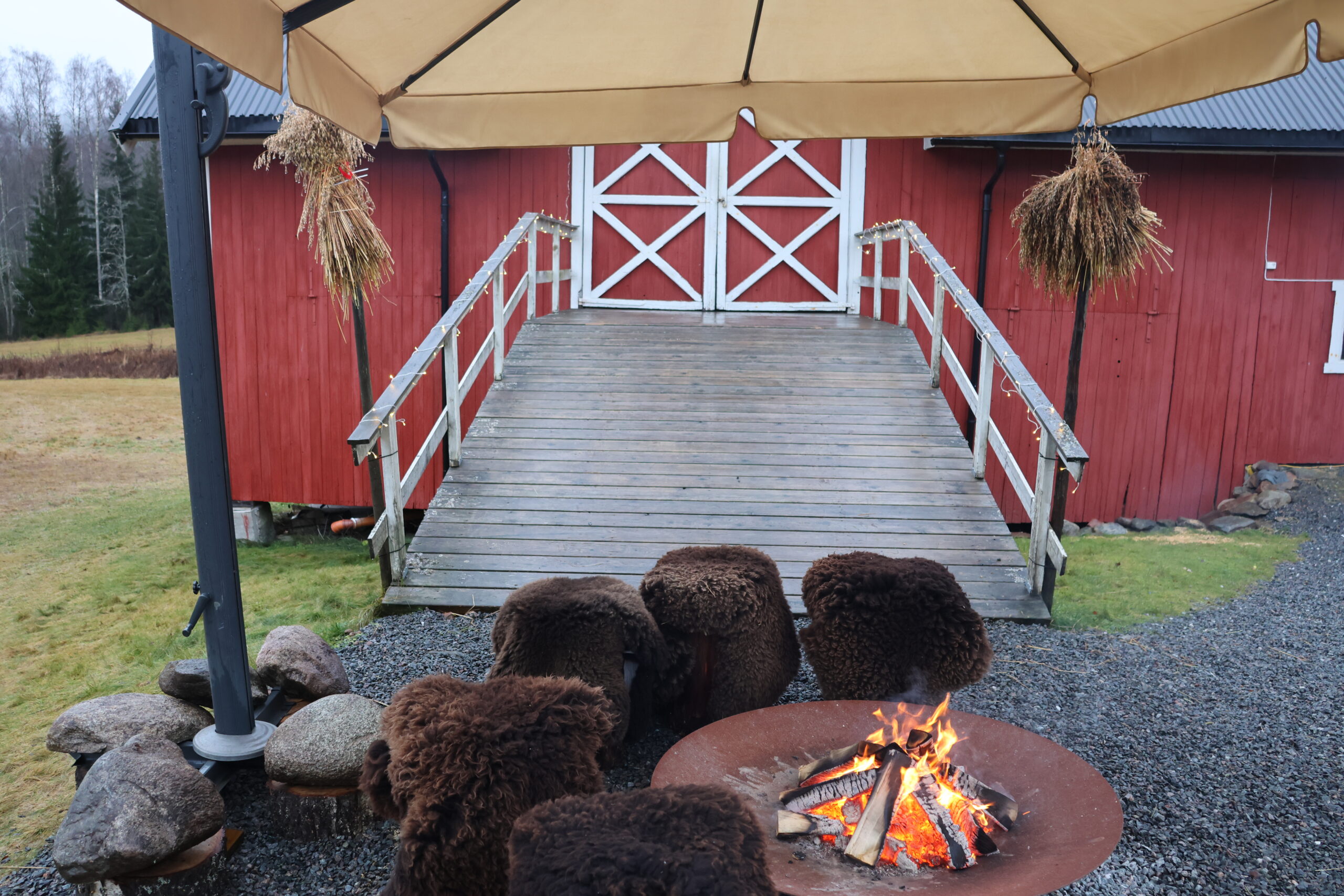 Ute på tunet kan gjester slå seg ned ved bålpanna for å nyte en kopp kaffe eller noe av bakverket Linda er kjent for.