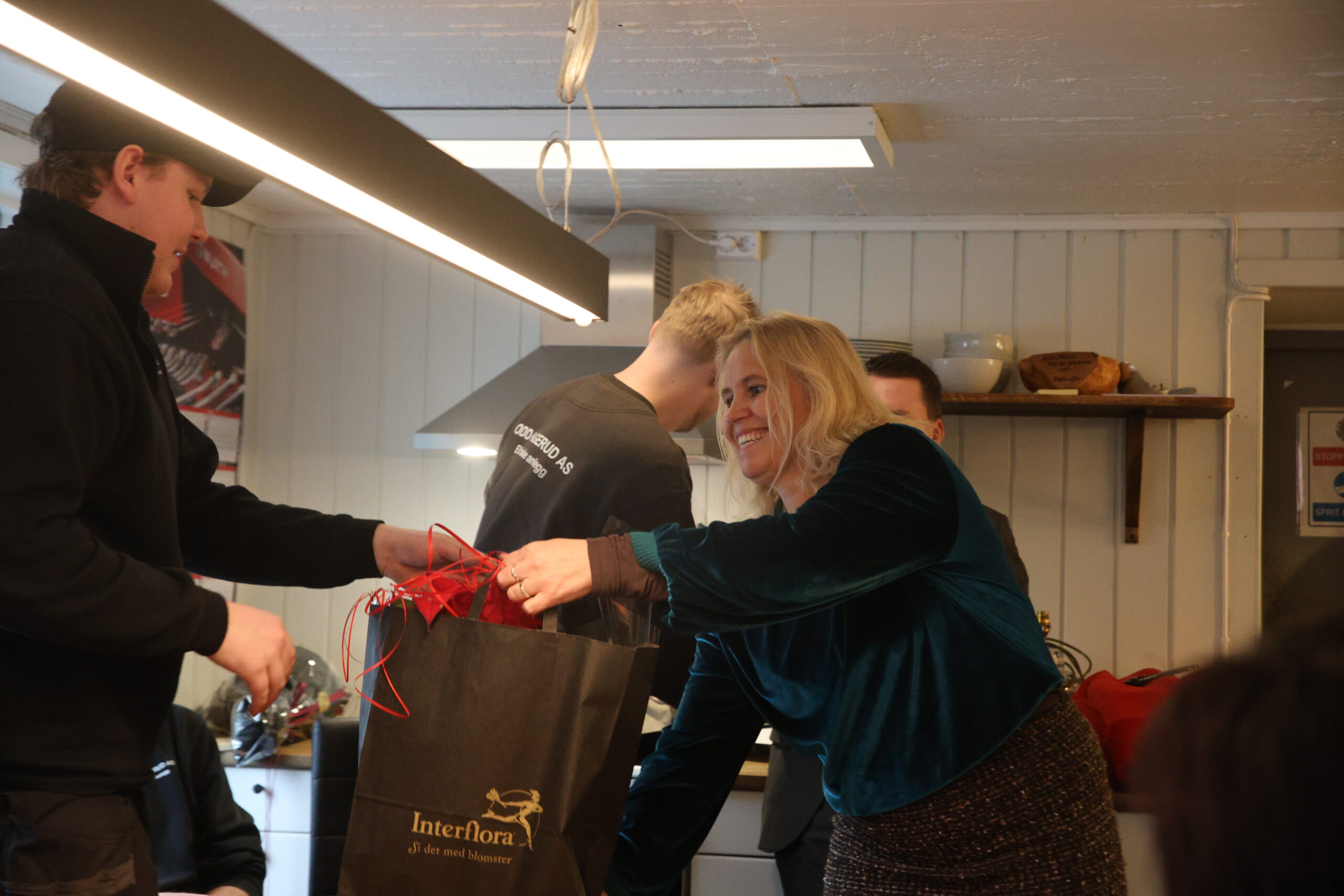 Ordfører Kamilla Thue var også på plass for å gratulere de tre nye elektrikerne.