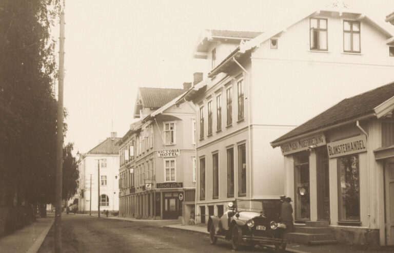 Postkort fra 1920-tallet som viser Glommengata mot Sundehjørnet.