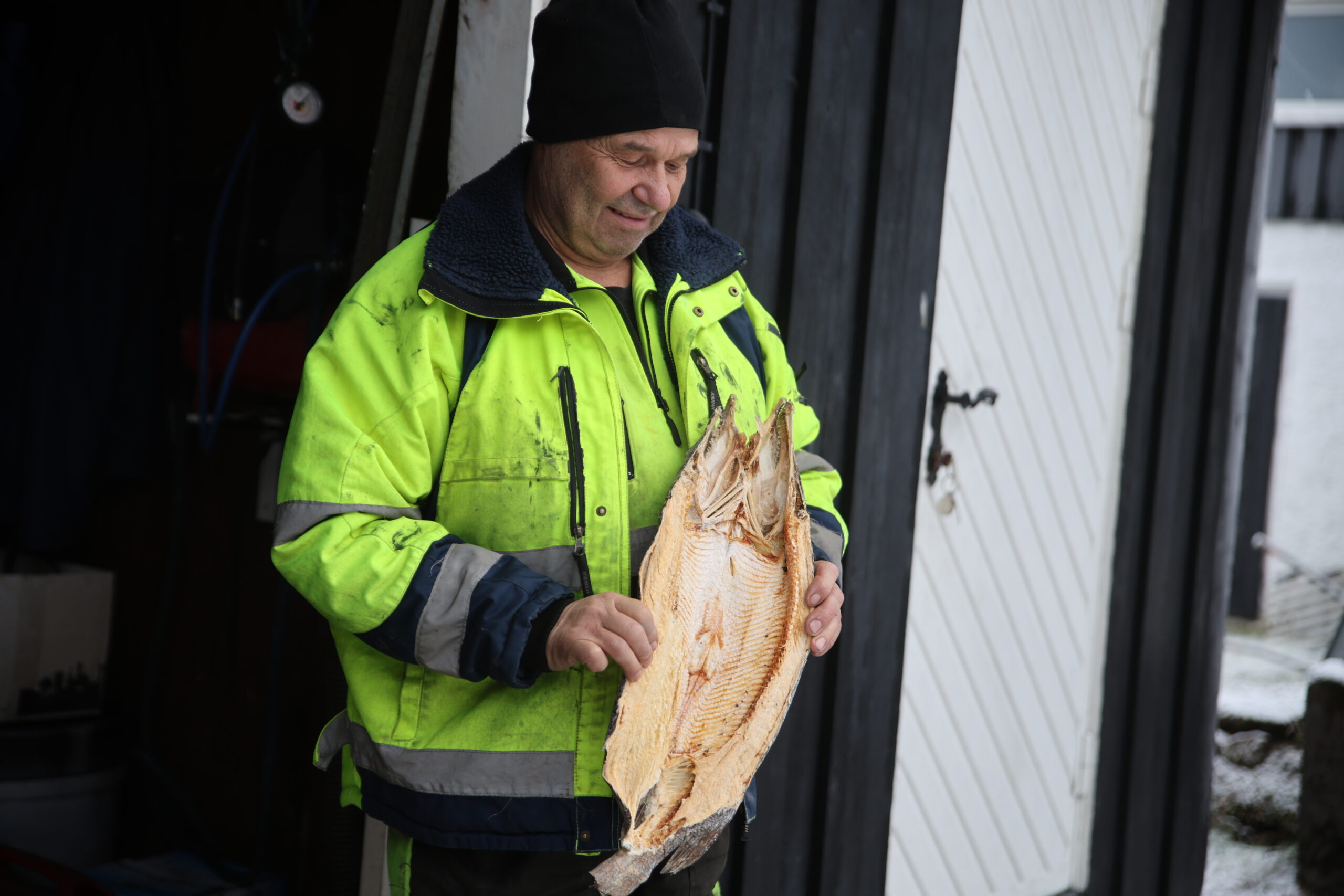 Odd Anders viser frem en av de få gjeddene som han nå har på lager. Gjedda som er her var på rundt fire kilo da den ble fisket, og den ble fisket av ingen ringere enn nybakt verdensmester i håndball June Krogh.