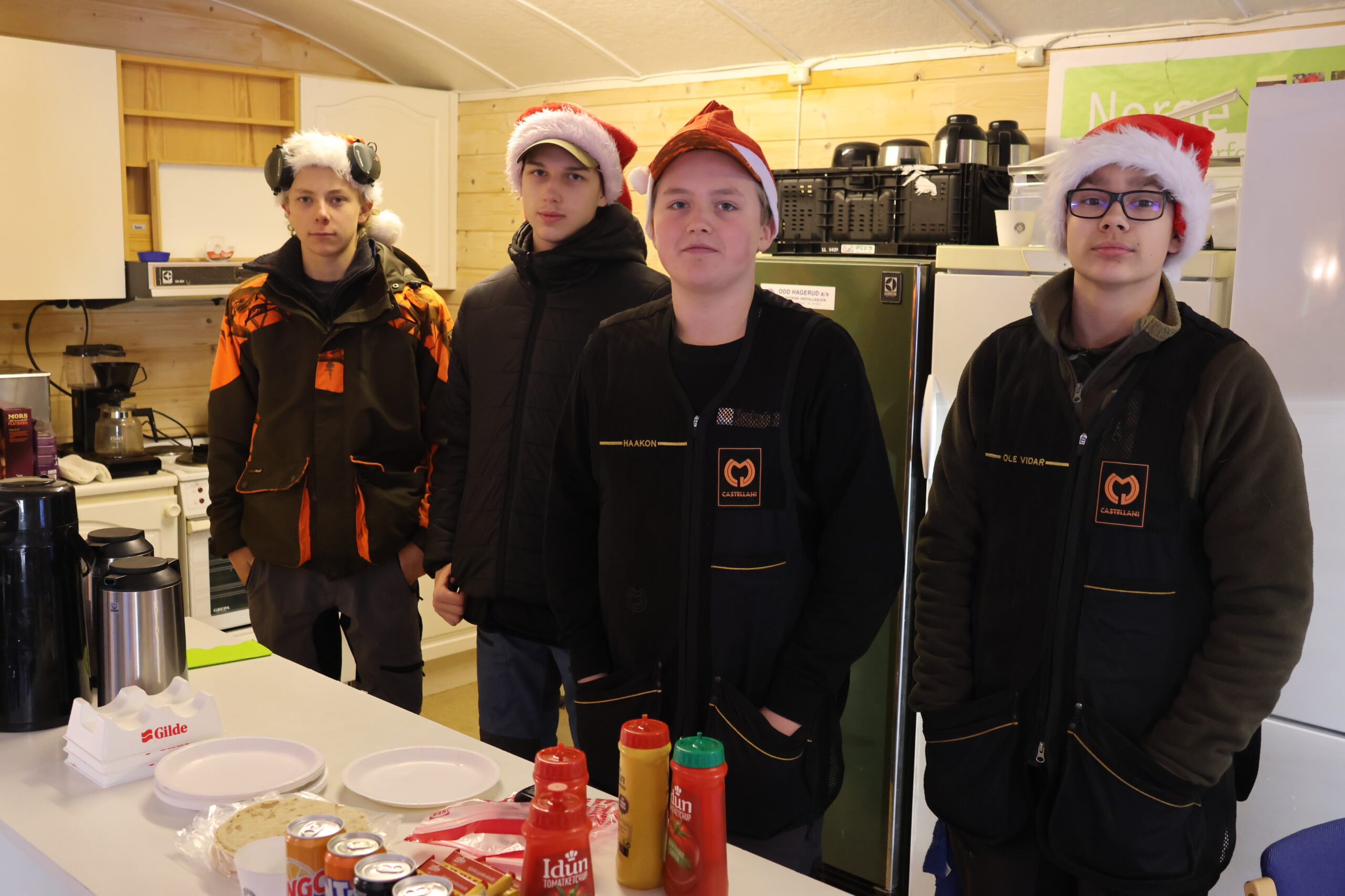 Fabian Persson (f.v.), Amund Slaastad, Håkon Stolpe og Ole Vidar Kristiansen var noen av juniorene som hadde litt ekstra med arbeidsoppgaver på Nissecupen.