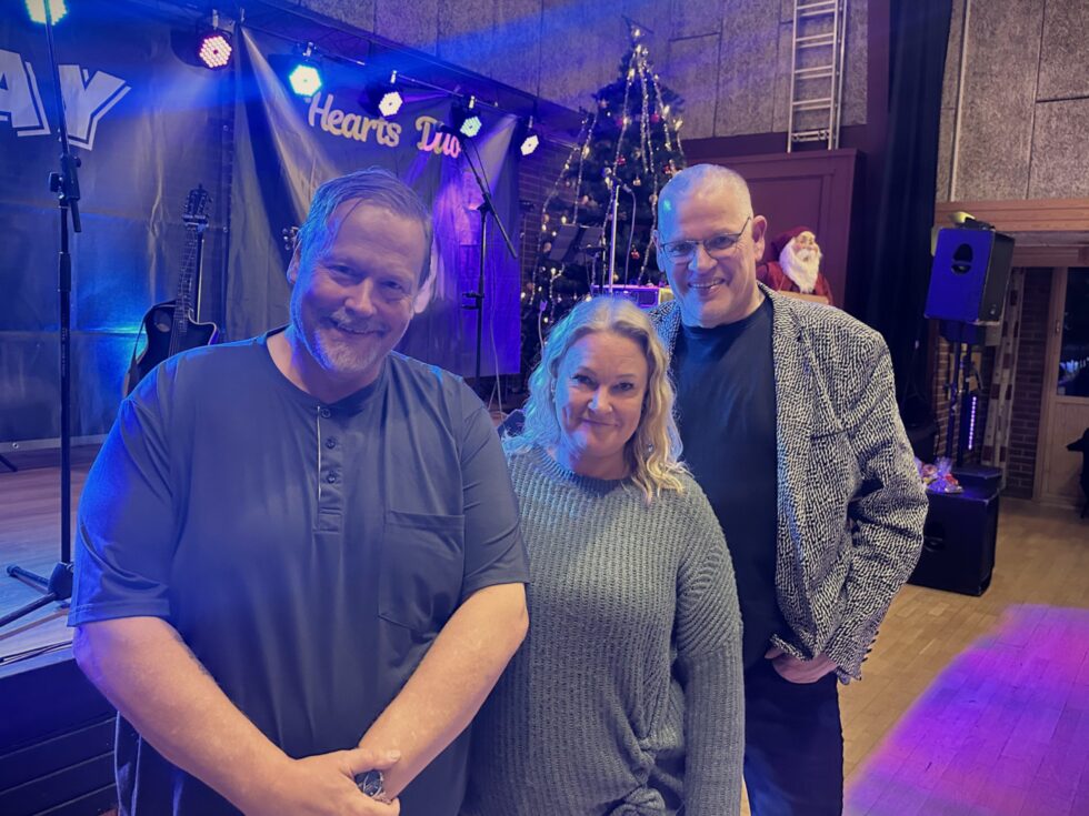 Hearts Duo, beståede av Thomas Biller og Marte Brodin, spiller musikk på årets tredje-dags fest sammen med Ray Vidar Moen, kjent som Mr. Ray.