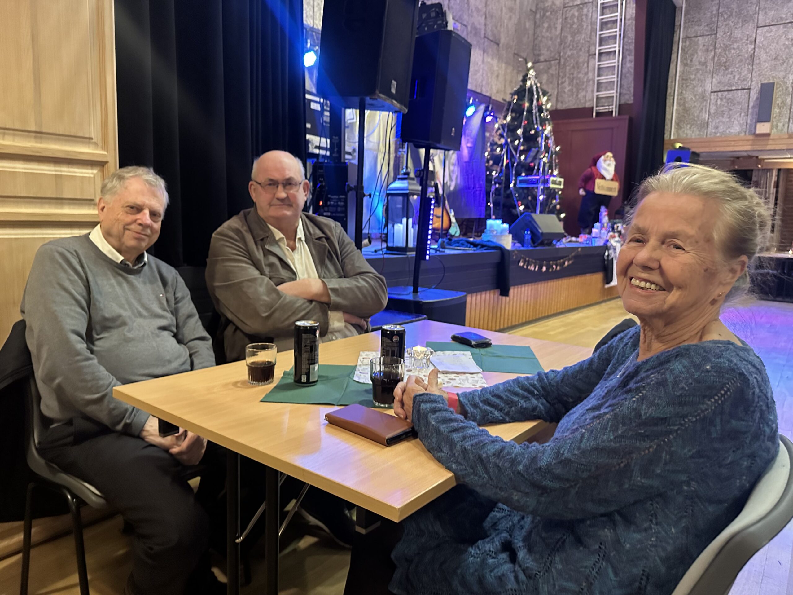 Per Johansen (76) (f.v.), Arnstein Jukam (70) og Marit Elnan (79) er glad i å høre på Hearts Duo.