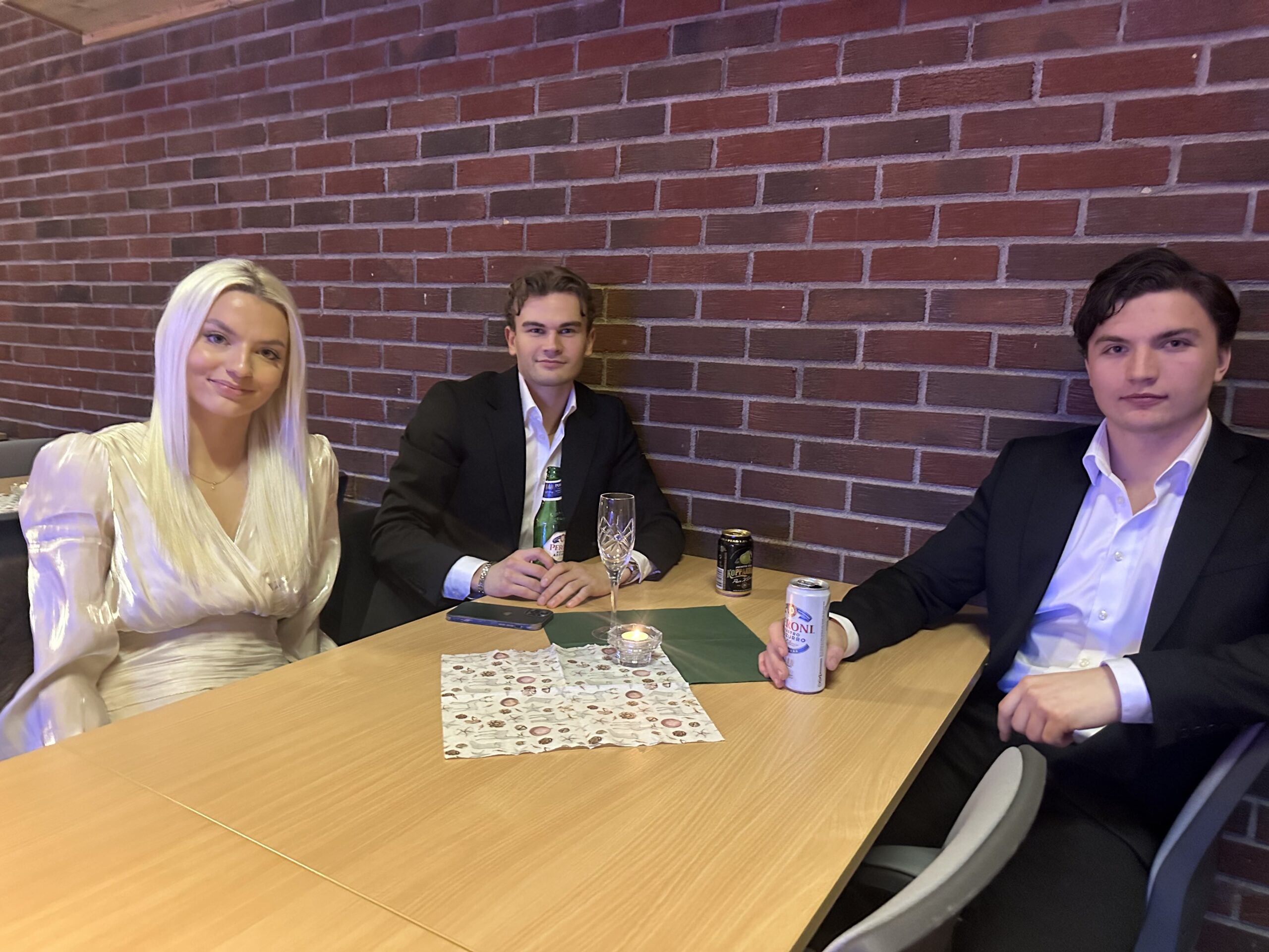 Adele Renate Henriksen (18) (f.v.), Dennis Biller (22) og Leon Ruud (22) gledet seg til å tilbringe tid med venner og kjente.