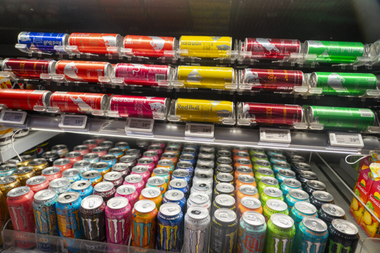 Fra årsskiftet må du være 16 år gammel for å få kjøpe energidrikk.