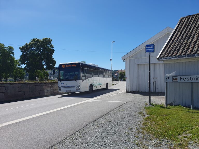 Fylkestinget skulle forholde seg til fem helhetlige alternative forslag da de behandlet budsjett 2026 og økonomiplan 2026–2029 onsdag 17.desember. Deriblant var forslaget om å beholde buss for en tier ett av dem.