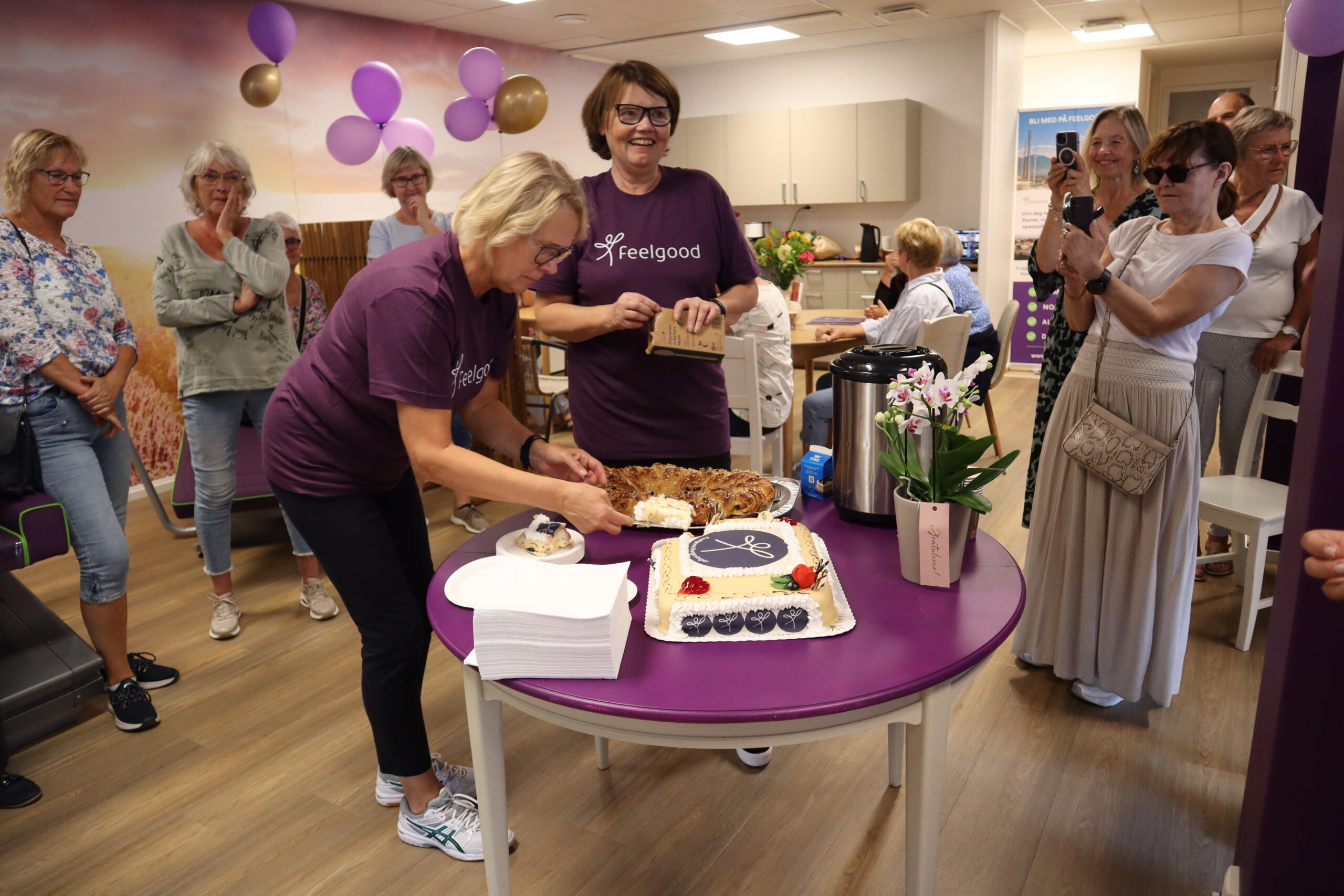 Åpningen av Feelgood senteret ble naturligvis feiret med kake.