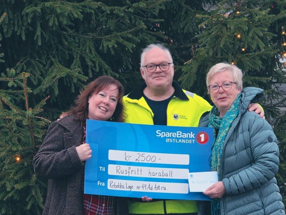 Malin Sjøenden (t.v.) og Morten Nilsen arrangører av "Rusfritt Haraball" ble glade da Marianne Rundgren fra Rebekkelogen kom med tidlig julegave.