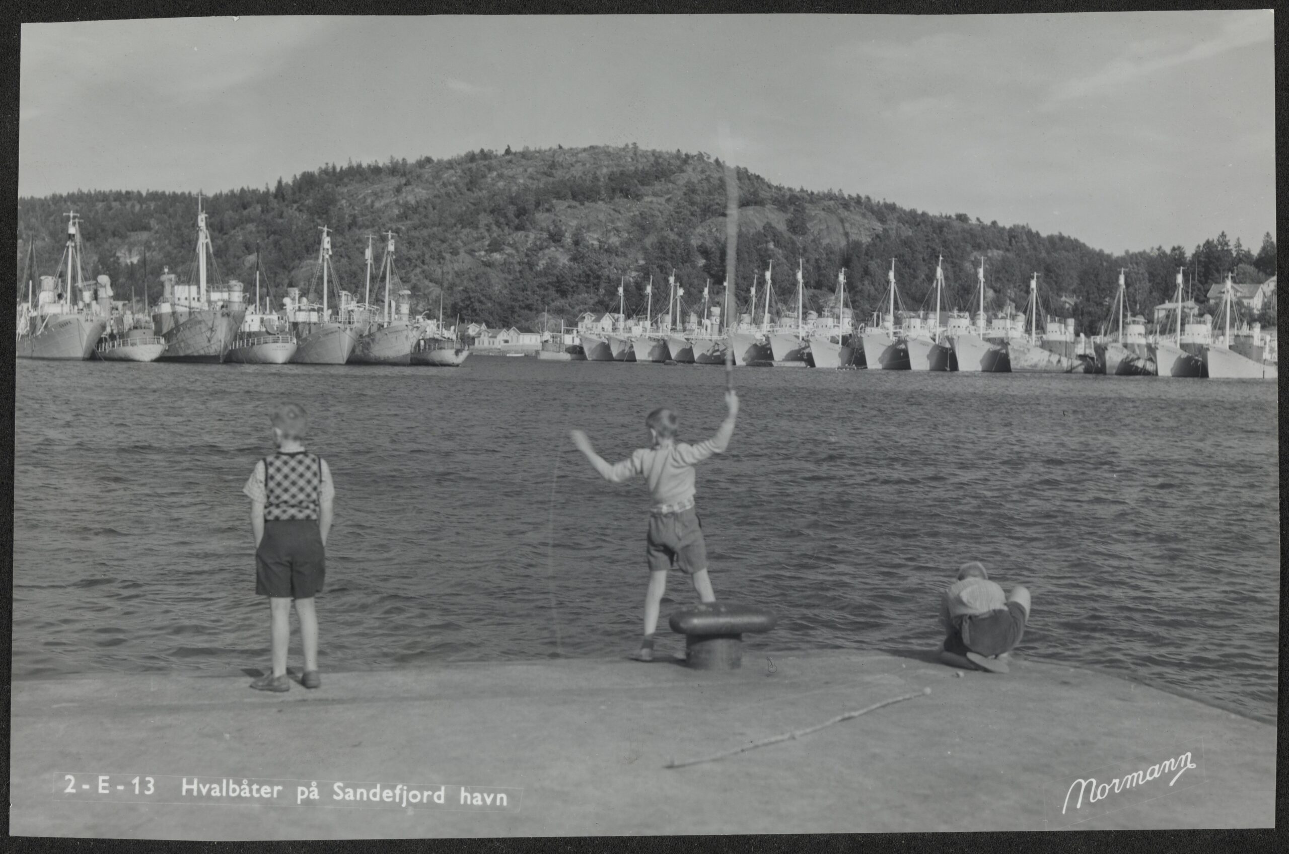 Sandefjord ble raskt en viktig havn for hvalfangsten i Sørishavet. Her ses deler av hvalflåten ligge til klargjøring for en ny sesong i 1950.