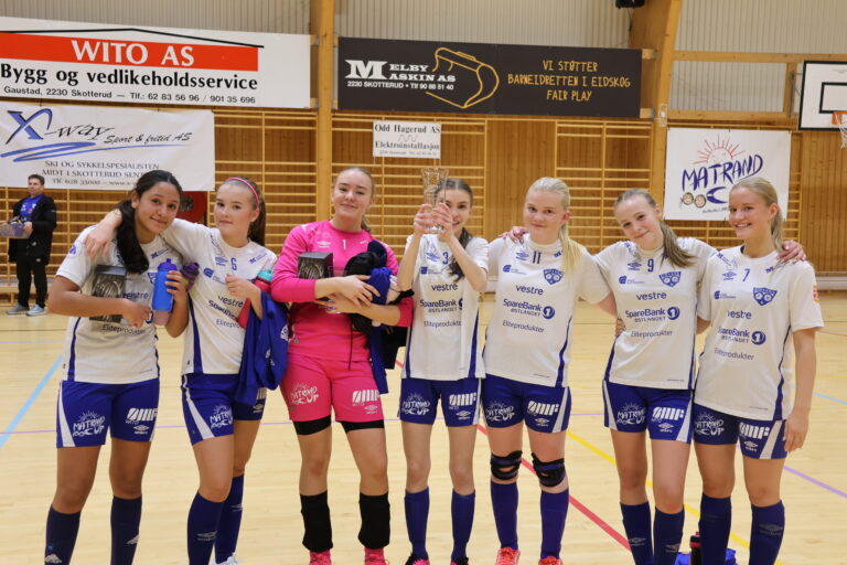 Rabaa Alsadi, Milla Gran Molund, Klara Rinden, Nora Pramhus, Nora Bonnerud Askerud, Live Lindkjølen og Emma Bakken vant til slutt finalen mot Nittedal 2-0 og kunne heve seierspokalen etter å ha vunnet Sparebank1 Cup i Eidskoghallen lørdag.