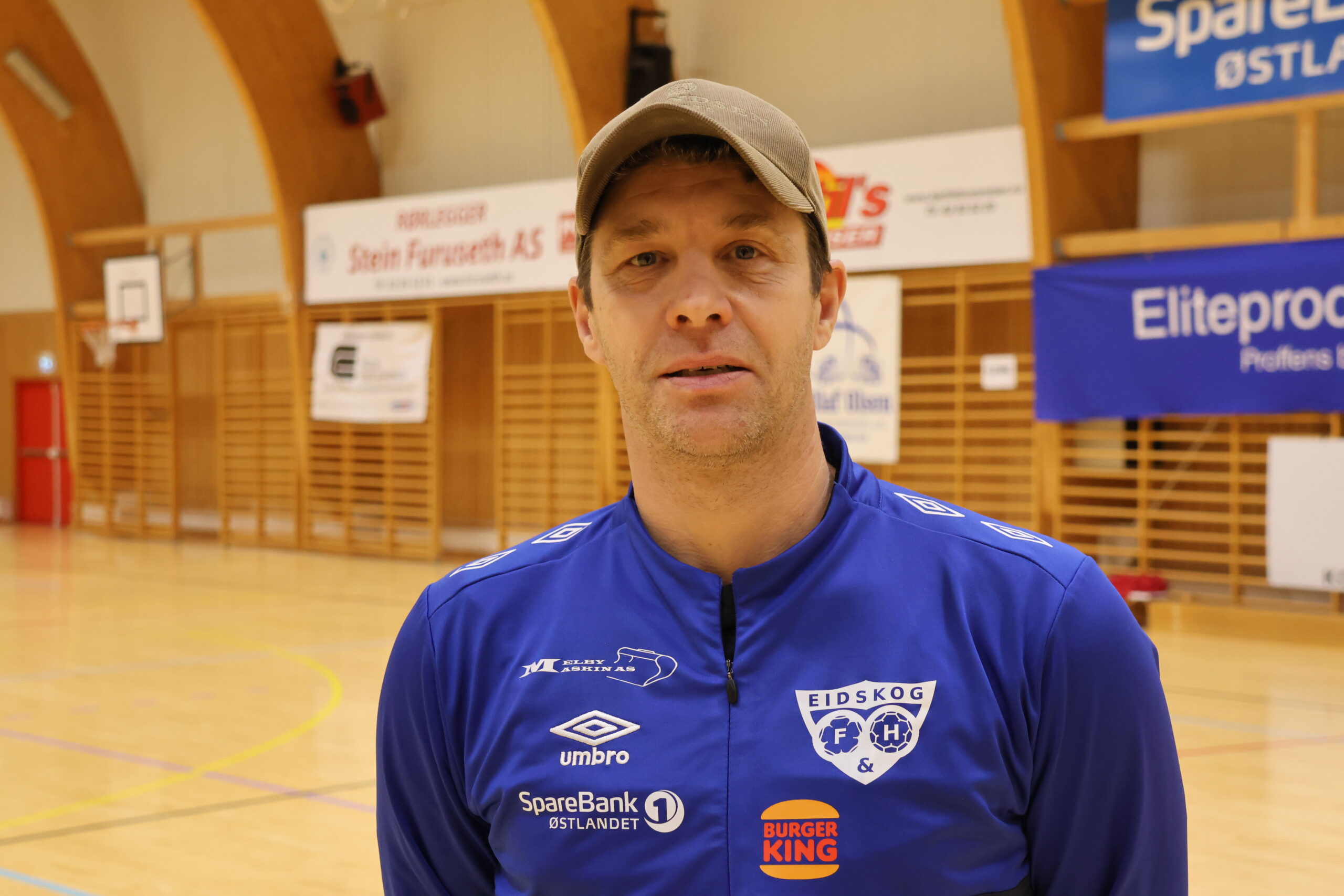 Erik Bakken, sportslig leder i Eidskog Fotball og trener for Eidskog 1 ga all æren til jentene for seieren lørdag. --Det er jentene som gjør all jobben, sa han fornøyd.