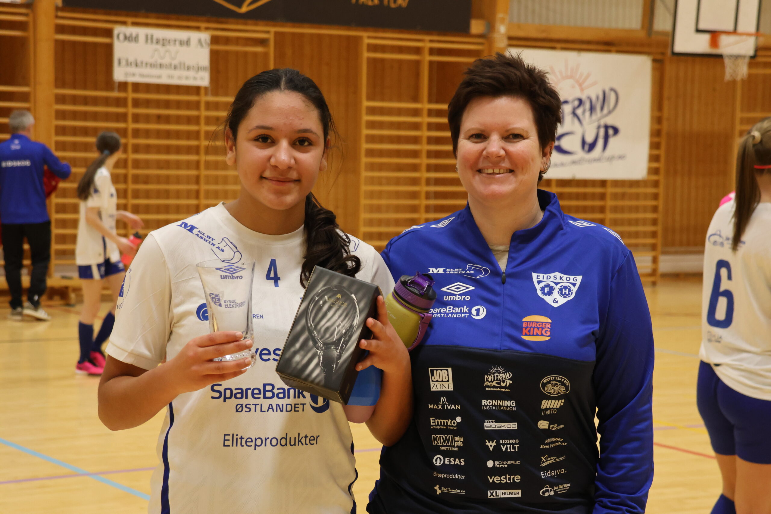 Eidskog Fotballs Rabaa Alsadi ble turneringens toppscorer med sju mål og fikk pokal av Solfrid Brenna, leder i Eidskog Fotball.