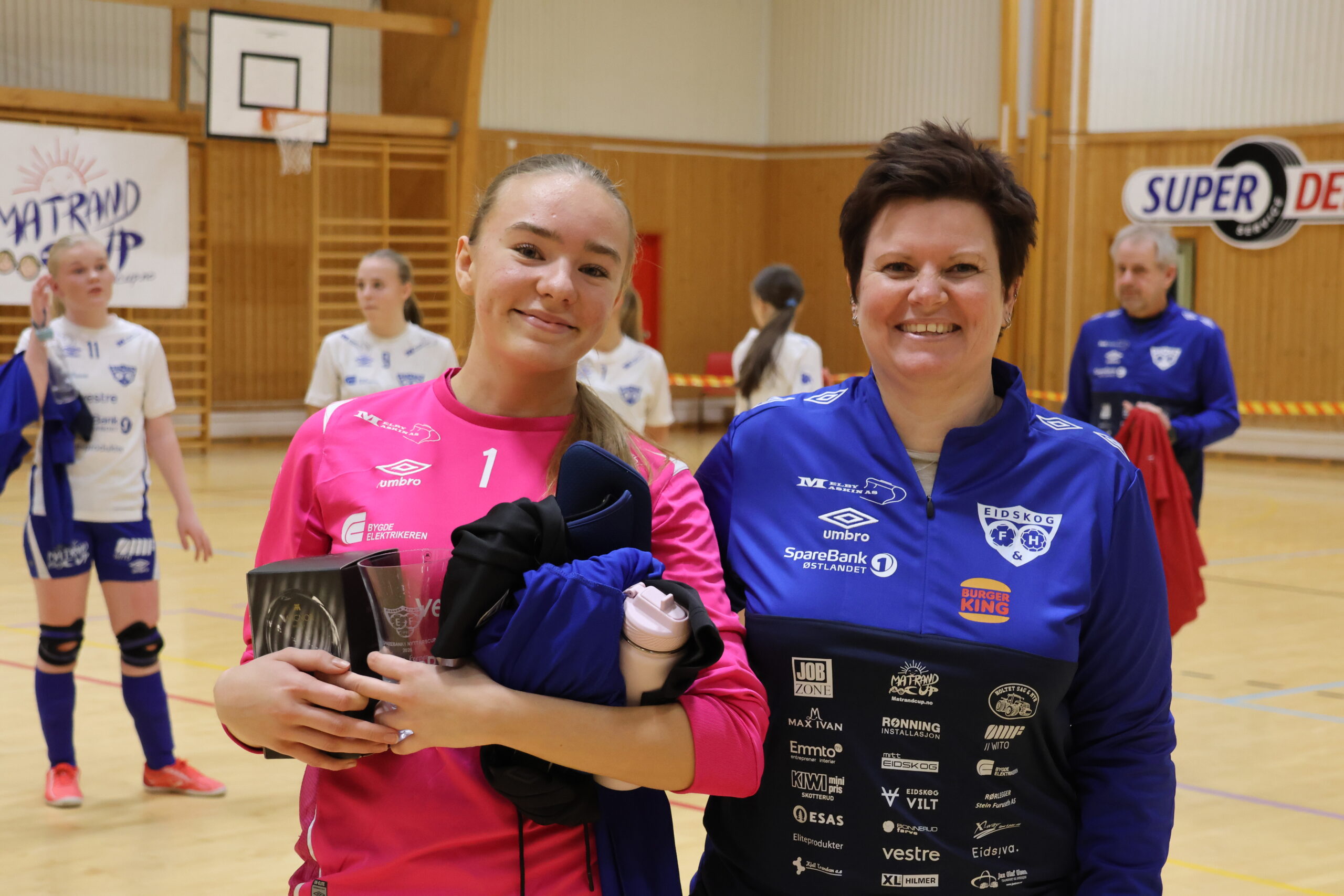 Klara Rinden i EIdskog Fotball ble kåret til turneringens beste keeper og fikk pokal som synlig bevis på det av Solfrid Brenna, leder i Eidskog Fotball.