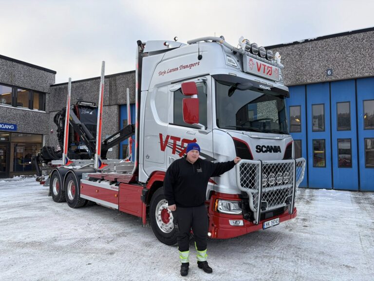 Karl Emil Aurbakken er fremtiden for Terje Larsen Transport. Her står han ved siden av den nyeste invisteringen.