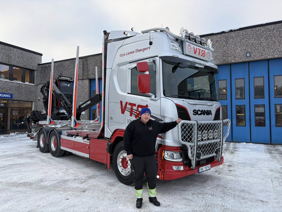 Karl Emil Aurbakken er fremtiden for Terje Larsen Transport. Her står han ved siden av den nyeste invisteringen.