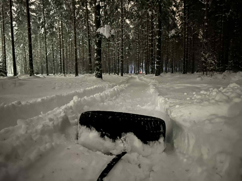 Det blir fine løyper og god trening når Lena drar bildekk i skogen på Magnormoen.