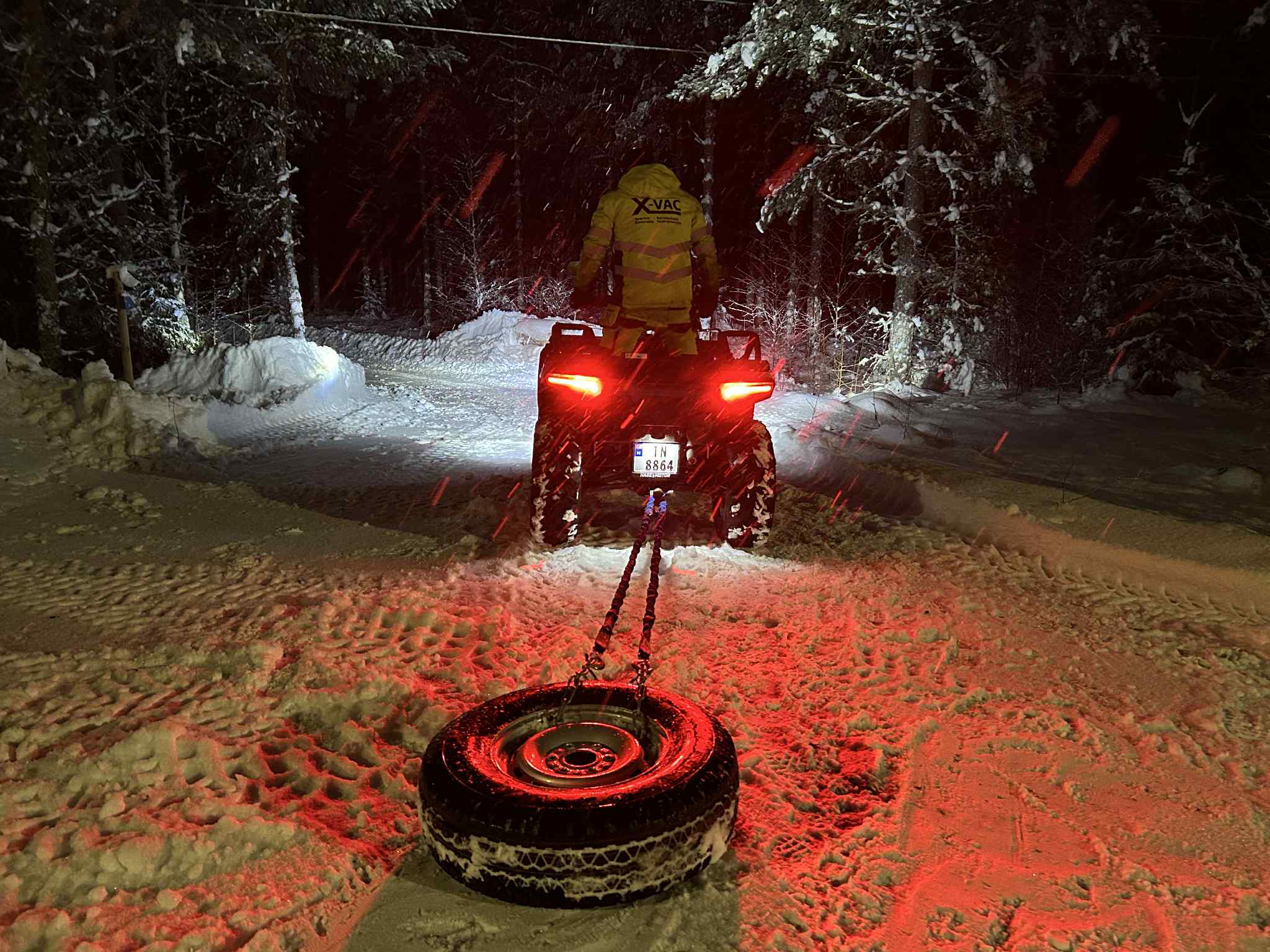 Når det er mye snø må Stephan dra dekk med firehjulingen.