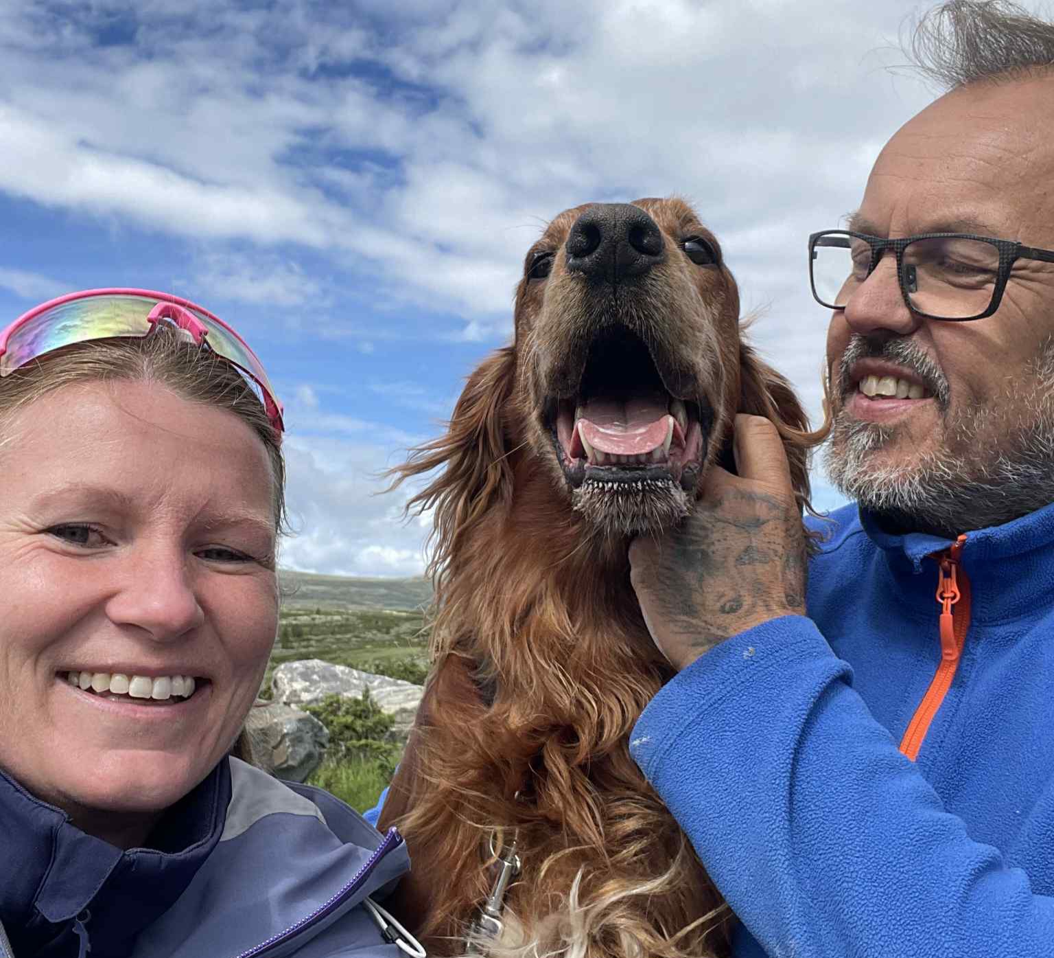 Lena Cecilie Hansen, hunden Tårnheias Boston Absalon og Stephan Aurbakken.