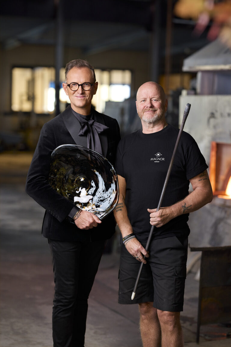 Halvor Bakke har samarbeidet med glassblåserne i produksjonen av ART kolleksjonen. Her er Halvor Bakke sammen med glassblåser Bjørn 