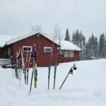 Mange par med ski var parkert utenfor skihytta på Børja lørdag formiddag.