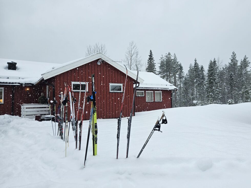 Mange par med ski var parkert utenfor skihytta på Børja lørdag formiddag.