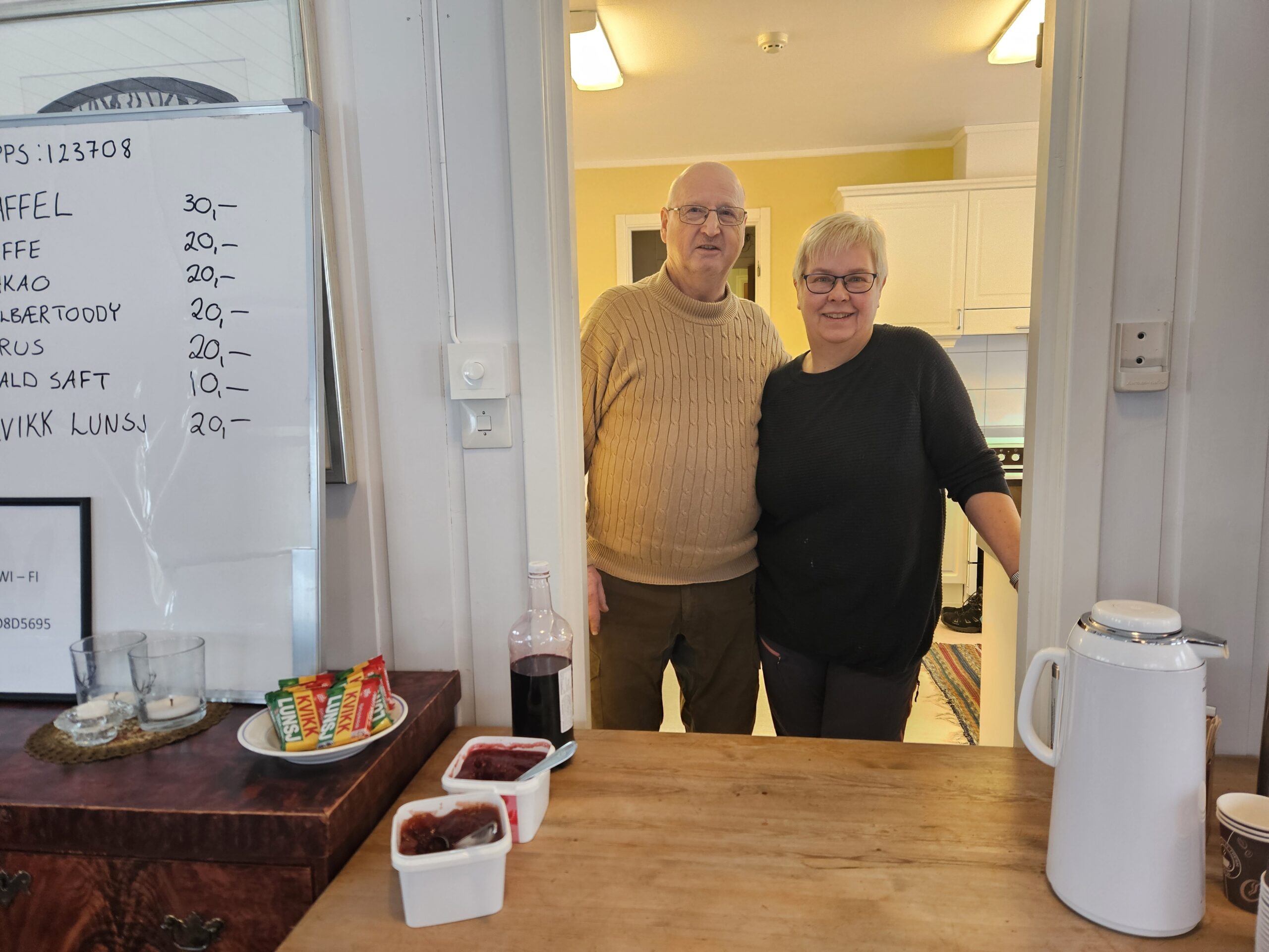 Geir Hamre og Anne Godtlund Hamre står klare til servere skigåere nystekte vafler og kaffe.