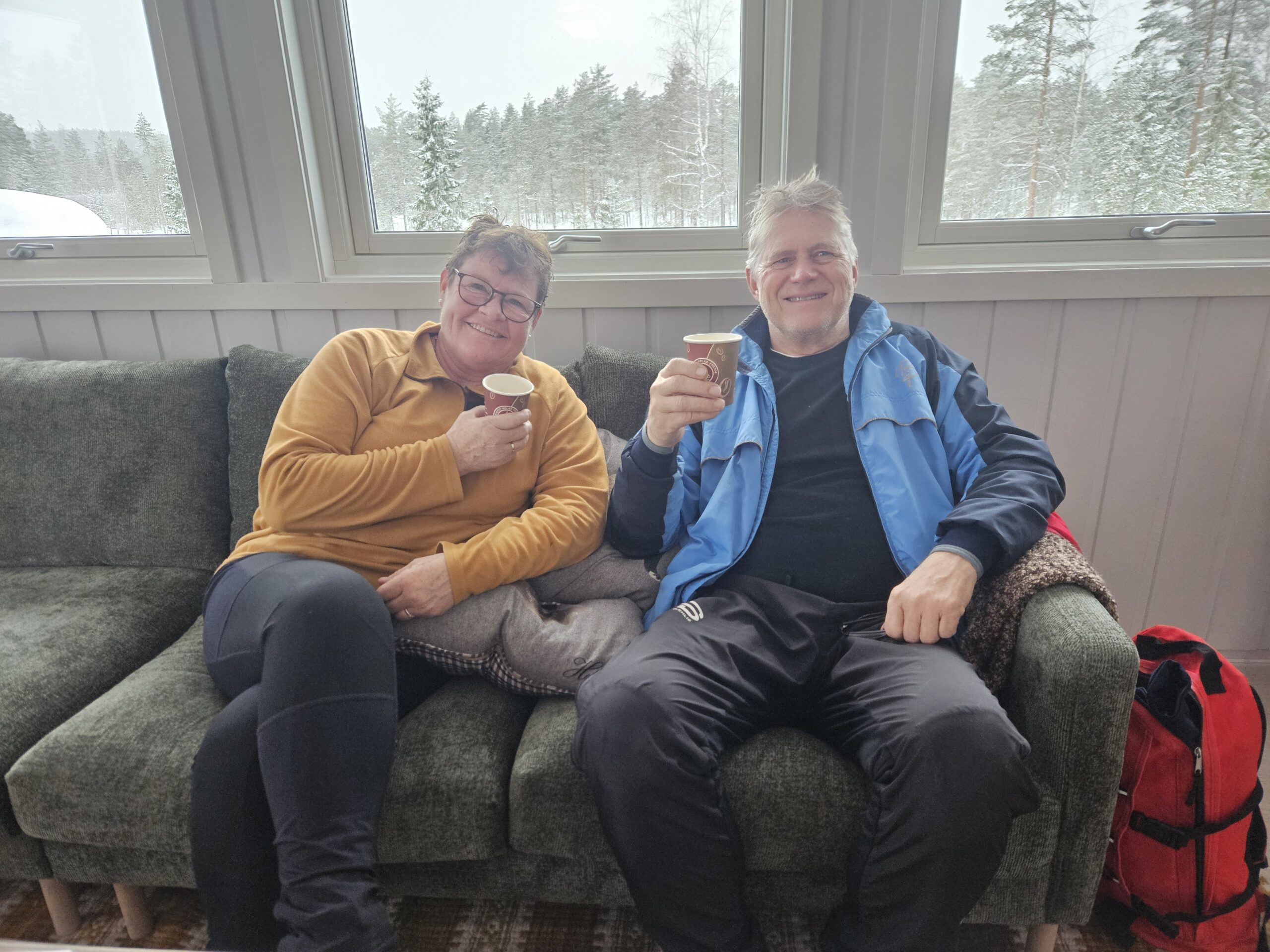 Elin Holsæther og Ola Holsæther nyter en varm kaffe etter å ha gått på ski fra Åkroken.