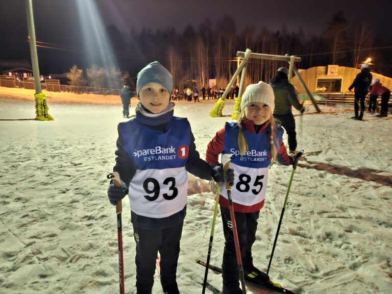 Max Einar og Mathea Lindkjølen Olsen er på vei til start i årets andre skikarusell.