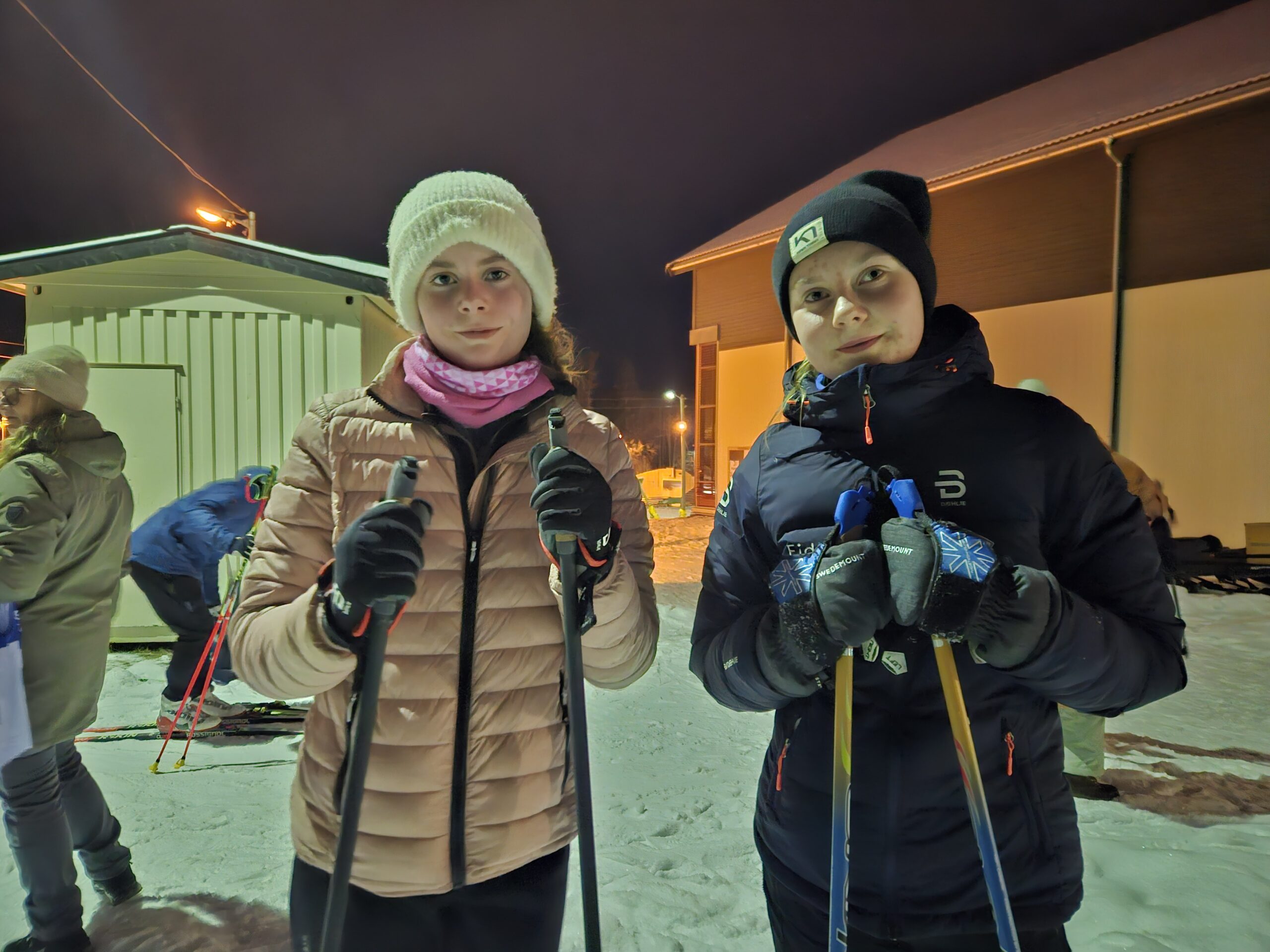 Tale Olea Falch og Oda Storeskar Holøyen har kommet i mål etter å ha gått 2,5 km. Nå har de levert fra seg startnummer og er klare for vaffel i kiosken