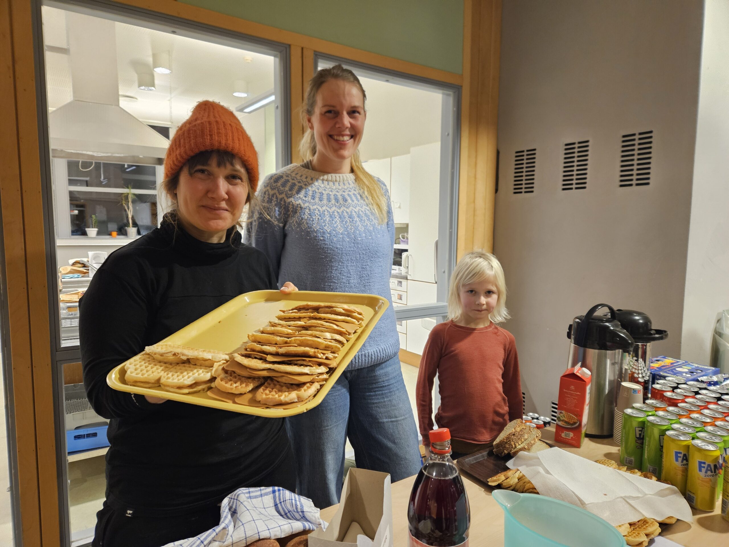 Dugnadsgjengen Andrea, Karoline og Sigrid hadde høyt trykk i kiosken da skiløperne kom i mål.