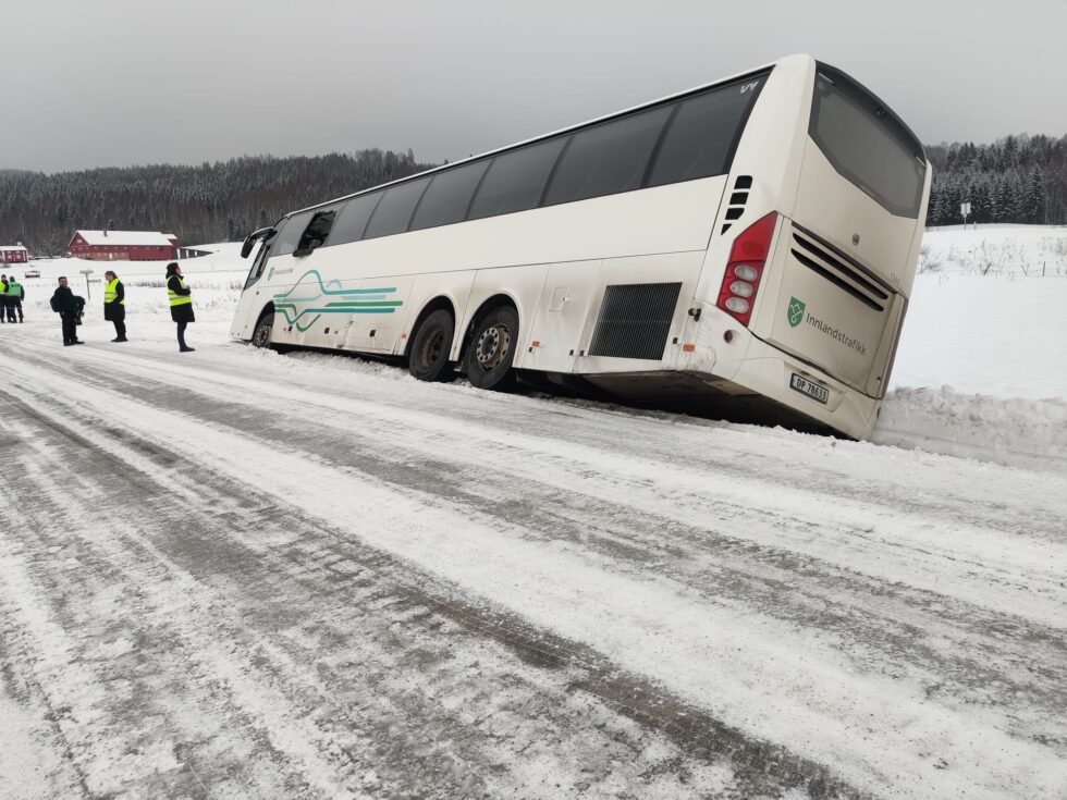 Her ser vi en buss som hadde sklidd av vegen og delvis veltet på Brandvalvegen ved Roverud i februar for to år siden.