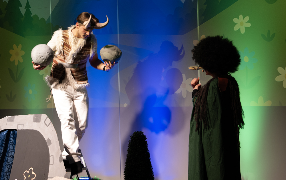 Barne- og ungdomsarbeider-linja avholdt barneteater i auditoriet.