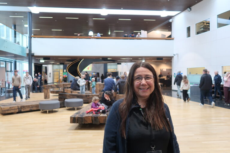 Rektor Tone Cicilie Danielsdatter på Sentrum VGS var tilfreds med rekordoppmøte da skolen viste fram sitt brede studietilbud med en rekke aktiviteter.