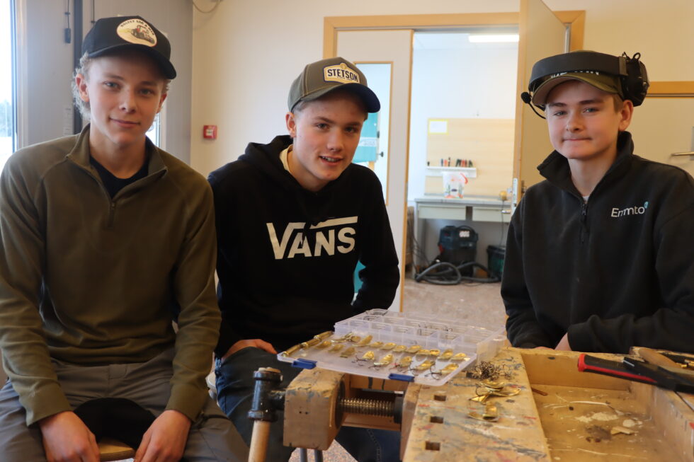 Fabian Persson (f.v.), Noa Pedersen og Linus Rudberg jobber sammen får å gi tomme patroner et nytt liv.