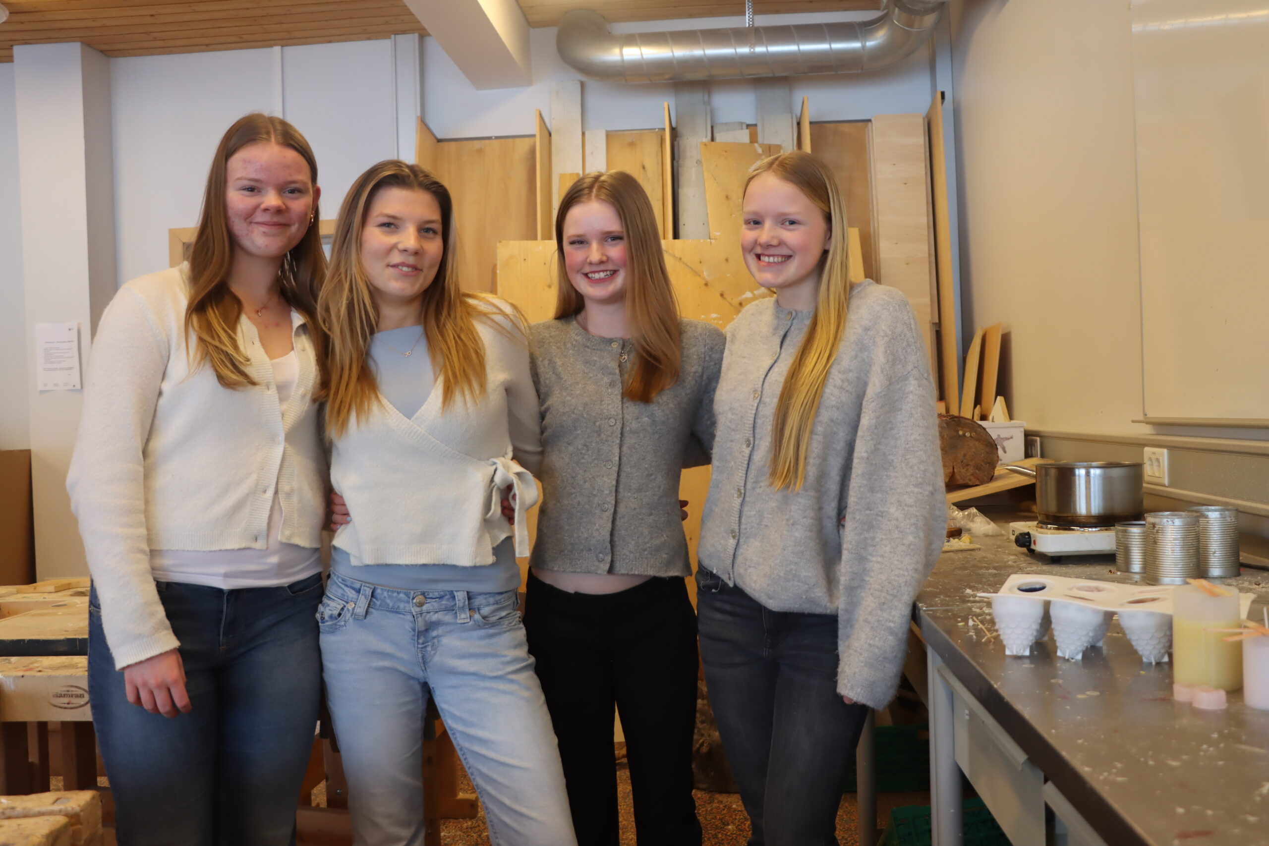 Telma Lovise Langbrumoen, Vilde Aurora Delbekk, Nanna Håkerud og Mathilda Furuseth jobber sammen for å lage duftlys de kan selge videre.