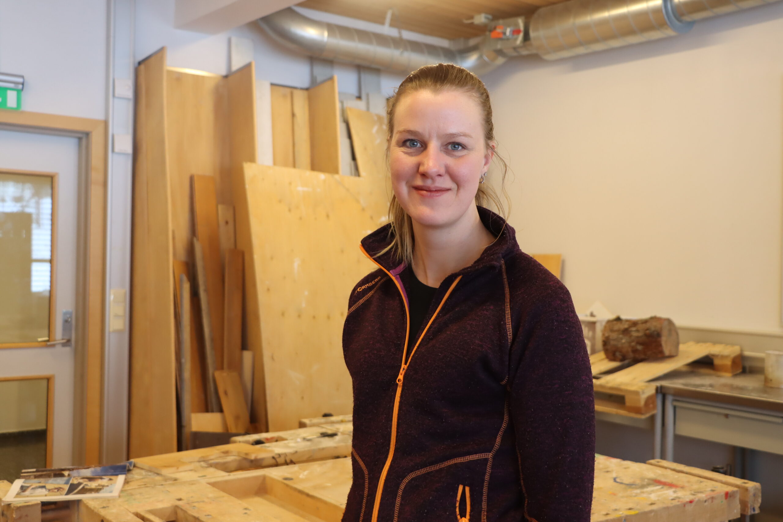 Fagansvarlig Gina Bergene Frantsen trives i jobben sin, hvor hun får se elevene utvikle seg.