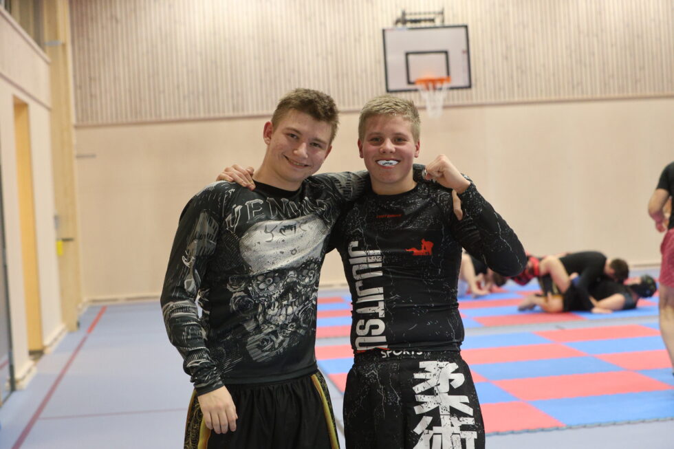 Dag Fladby Larsen (t.h.) og Aleksander Vilums forteller om god stemning i MMA-miljøet i Eidskog.