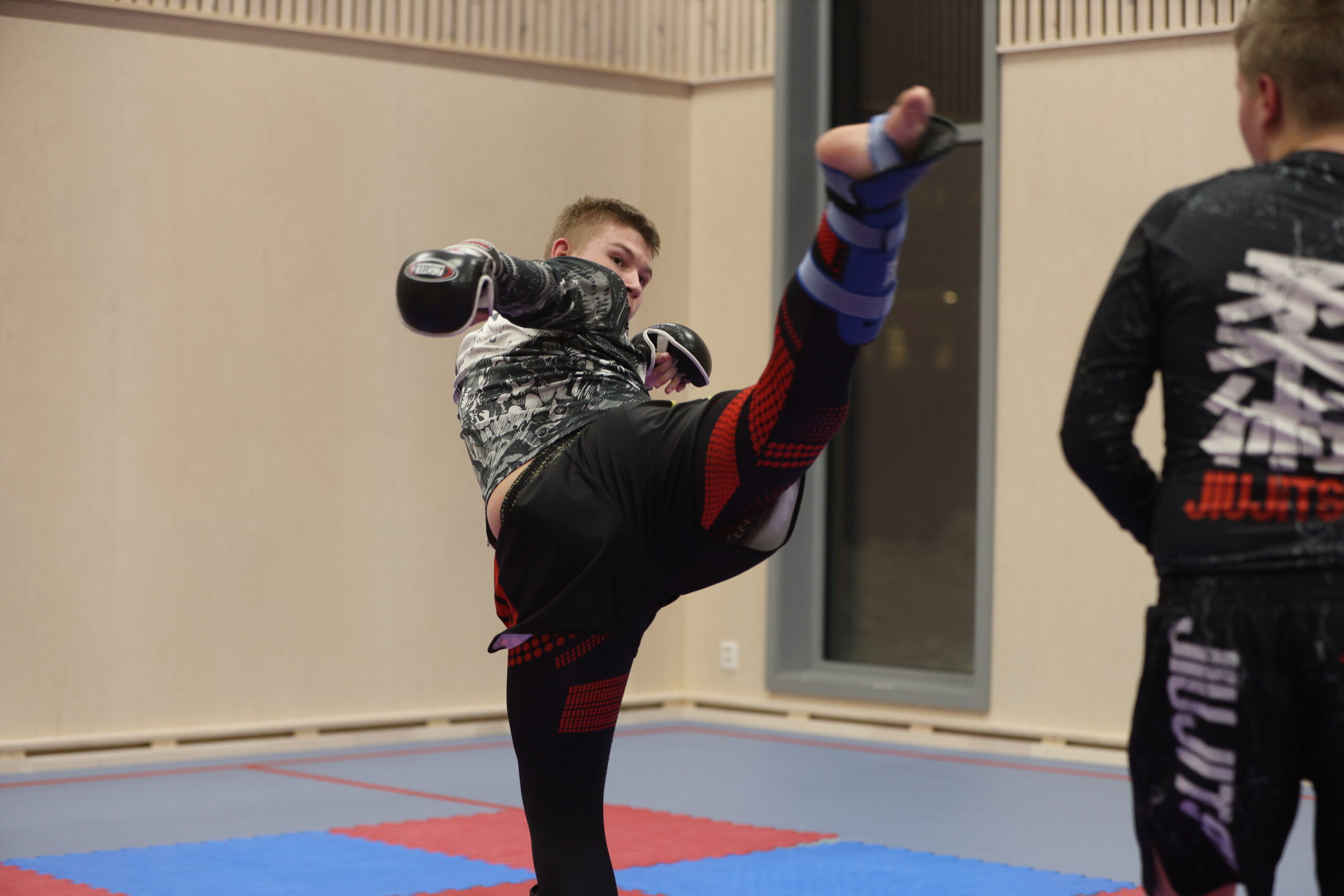 MMA er en kampsport som kombinerer flere elementer. Her er Aleksander Vilums i aksjon.