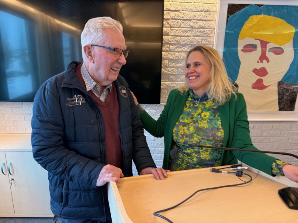 Kåre Delviken (90) og Kamilla Thue (48) har begge lang fartstid på talerstolen i kommunestyresalen på Skotterud.