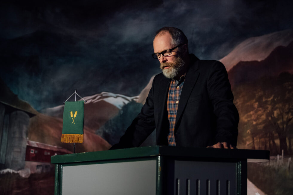 Fredag 13.februar får Fjeld Grendehus besøk av Teater Innlandet og forestillingen "Bondetinget" med skulespiller Kyrre Eikås Ottersen i en rekke rolller.