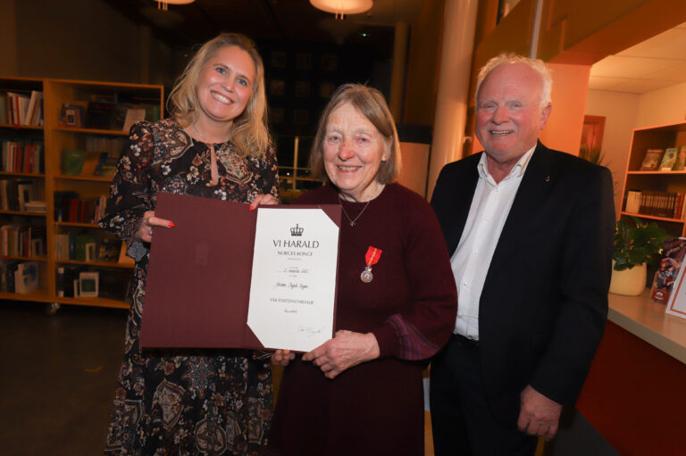 Med medaljen glitrende på brystet og diplomet i hånda står Jorunn Engen i midten – flankert av ordfører Kamilla Thue og initiativtaker Thorbjørn Gaustadsæther etter en kveld hun sent vil glemme.