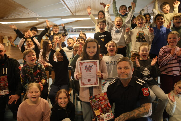 Hele klassen jublet med Emmaline Utgården som gikk av med førstepremien i den nasjonale konkurransen.
