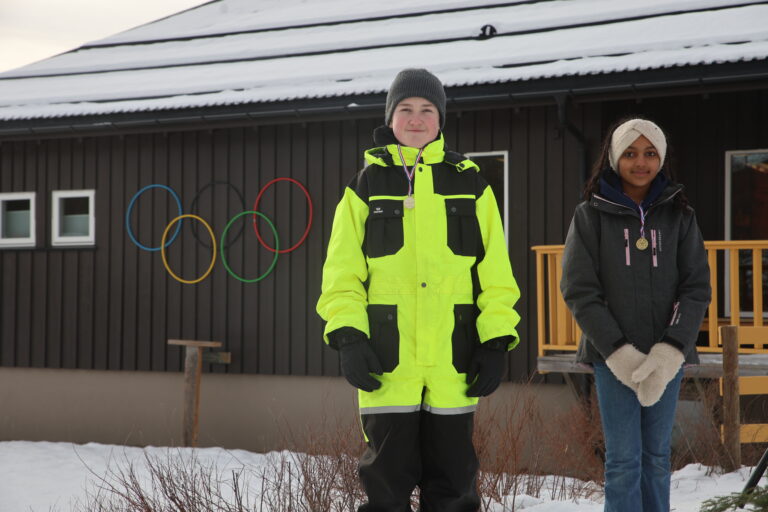 Linda Mael (t.h.) og Trym Eivind Austa-Strøm har storkost seg under årets OL på skolen.