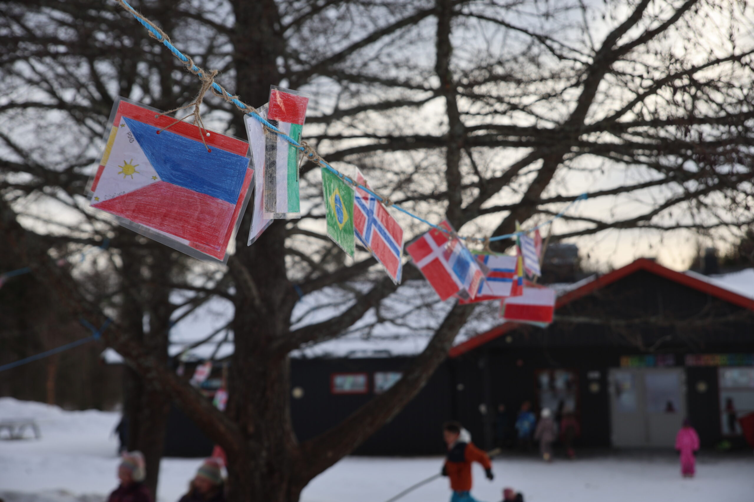 Ute i skolegården har det vært flagg hengende oppe.