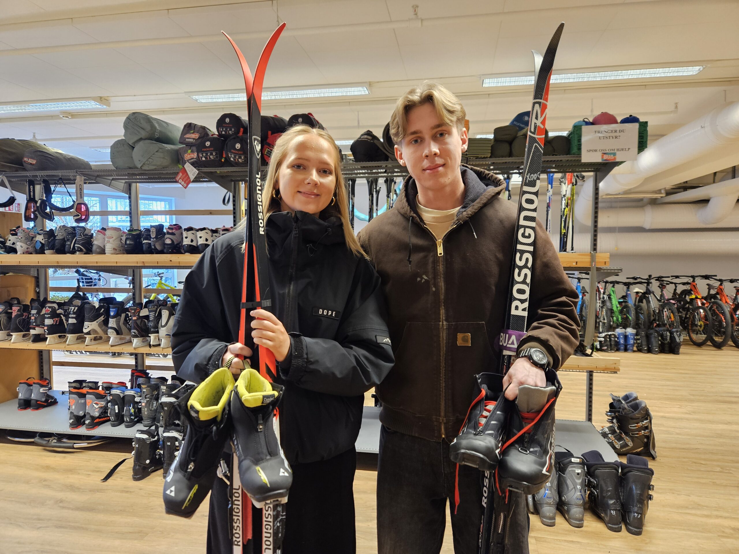 Nora Halvorsrud og David Dovelius er på BUA for å låne seg langrennsski til vinterferien.