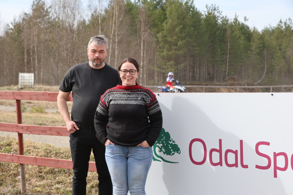 Nestleder Eivind Halle og leder i Eidskog MX Solvår Taugbøl kan glede seg over at alle banene er klare fra start.