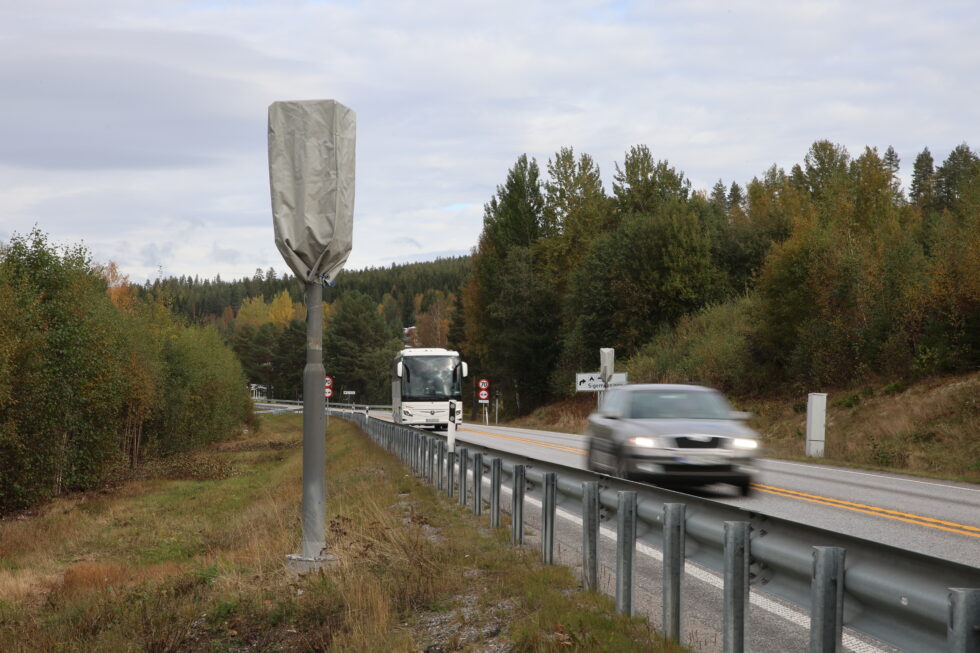 I høst ble disse fartskameraene satt opp ved Sigernessjøen. Nå er de avduket og tatt i bruk.